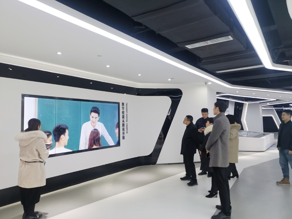 新西商企业家协会莅临企鹅新媒体学院参观交流
