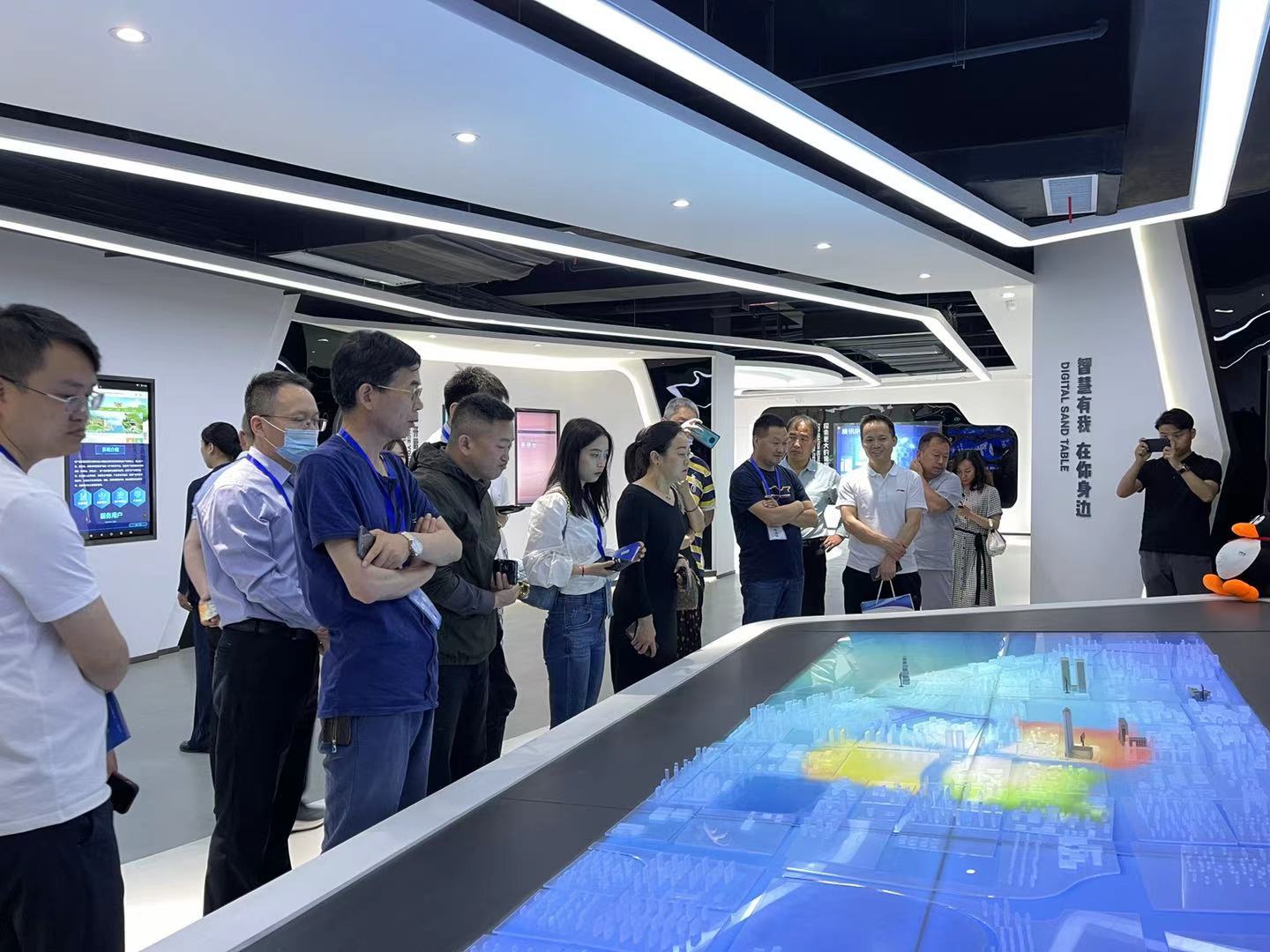 全国工商联民营企业家国家发展和安全培训班莅临企鹅新媒体学院参观考察